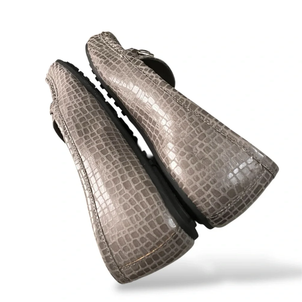 AEROSOLES sleek hands
